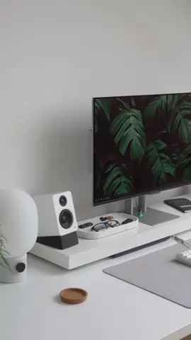 Guys, I found you a DIY project for this weekend! 👀 Reference list: IKEA Lack shelf, IKEA Eket legs — altogether costs about $30 and takes 10 minutes to assemble. #desksetup #homeoffice #minimalsetup