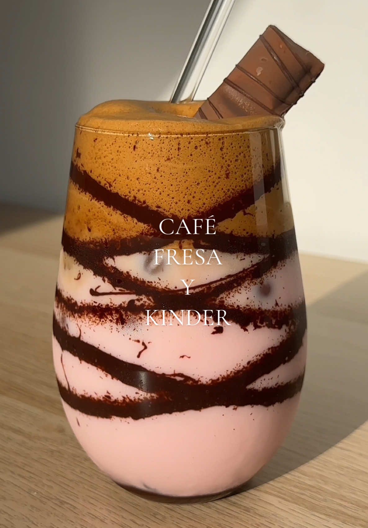 Café batido con fresa y Kinder Bueno ☕️🍓🍫 Ingredientes: •chocolate fundido •hielos •batido de fresa  •para la crema de café: 2 cucharas de café instantáneo, 1 cuchara de azúcar y cubrir con agua. •1 barrita de Kinder Bueno para decorar Y listo 🥰 #asmr #cafe #café #coffee #coffeetiktok #coffeetime #coffeeaddict 