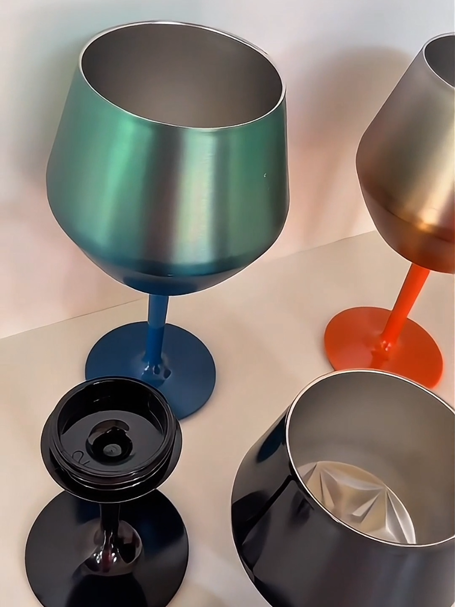 A taça térmica prismática de inox mantém sua bebida quente ou gelada por muito mais tempo, com um design moderno que chama atenção. Com cabo removível, é prática para qualquer ocasião — do vinho no jantar ao café da manhã especial.#TaçaTérmica #CopoTérmico #DesignPrismático #quenteefrio 