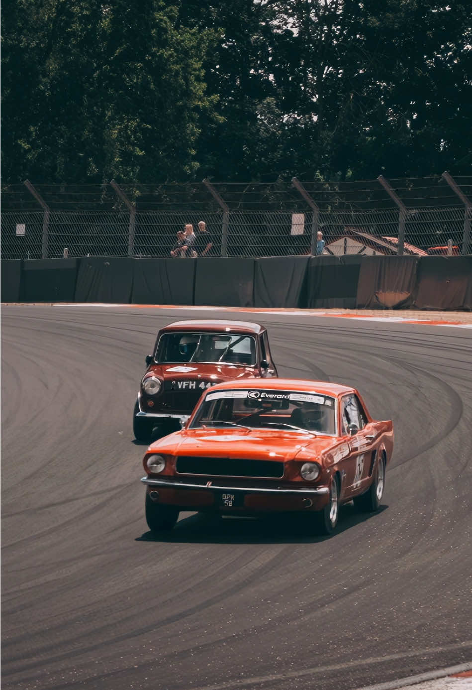 Classic racing is pretty cool 👌 • #Motorsport #fyp #classicracing #classiccars #racing #old #retro 