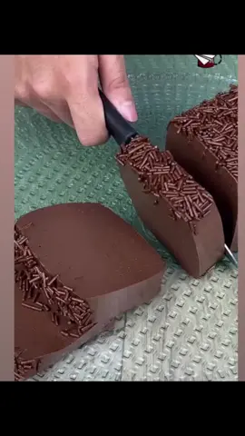 Bateu, Gelou e Pronto!! Ingredientes: 400g de Leite Condensado 1 xícara de Chocolate em Pó 400g de Creme de Leite 1 xícara de Leite 24g de Gelatina sem Sabor Chocolate Granulado