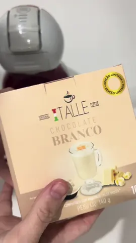 Testando e avaliando cápsulas de café. . Eu fiquei enlouquecida quando vi esse de chocolate branco porque eu amo o Galak, mais não tenho nem palavras pra descrever o quanto é ruim 🤣 Aguado, tem gosto artificial daquelas misturas prontas pra sorvete, uma decepção, minha sorte foi ter cancelado a compra de 7 caixas que tinha feito dessa marca 🤣 . OBS: eu gasto e testo pra vocês não precisar colocar dinheiro fora 🫠 . #itallecoffe #cafecapsula #chocolatebranco #chocolate  #italle #capsula #capsulas #capsuladecafe #dolcegusto #dolcegustocafe #dolcegustobr  #capsuladolcegusto #cafeteira #cafeteiradolcegusto  #cantinhodocafe #cafelover  #fyp #foryoupage #critica #avaliacao