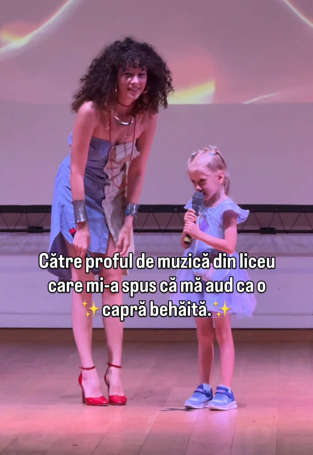 Dacă vorbești aiurea în tramvai am auzit că îți intră o muscă în gură ahahahahahahahah! Așa am auzit!!!!  Fac la canto la @Intermezzo Academy Ploiesti cu Cristian Boldorea, care nu-mi zice deloc că sunt capră behăită. Mă învață să cânt frumix și mă trimite pe scenă să cânt în doaga mea.🤣🩷 #viral #viralvideo #music #canto #singing #sing #fy #fyp #foryou #foryoupage 