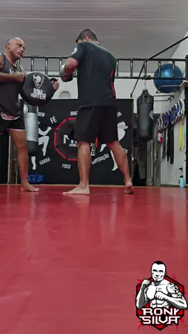 Supere seus limites com o Personal Fight! Treine com Rony Silva, especialista em transformar sua performance através de aulas personalizadas na MTC House. Benefícios que você vai conquistar: ✅ Mais motivação e foco em cada treino ✅ Confiança, disciplina e superação constante ✅ Evolução física e mental ✅ Técnica aprimorada ✅ Resultados reais em menos tempo Agende já sua aula! WhatsApp: (16) 99171-0000 Local: General Osório, 265 - Estação Chegou a sua hora de evoluir! #PersonalFight #TreinamentoPersonalizado #RonySilva #MTCHouse #Superação #Disciplina #Foco #Evolução #Luta #MuayThai #Boxe #TreinoPesado #VidaSaudável #Resultados #QualidadeDeVida #Fitness #VemTreinar