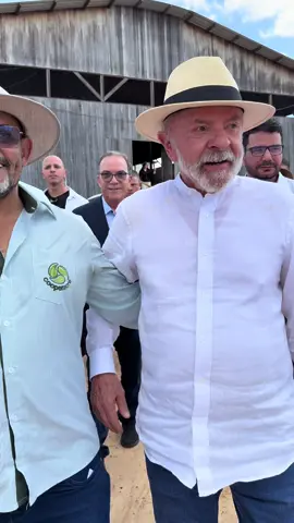 Hoje, no Acre, visitei a Cooperacre, conversei com produtores de castanhas e garanti: quem exporta para os Estados Unidos não vai ter prejuízo. Nosso governo está trabalhando para proteger o produtor brasileiro e fortalecer nossa economia. 💚💛 🎥 @ricardostuckert