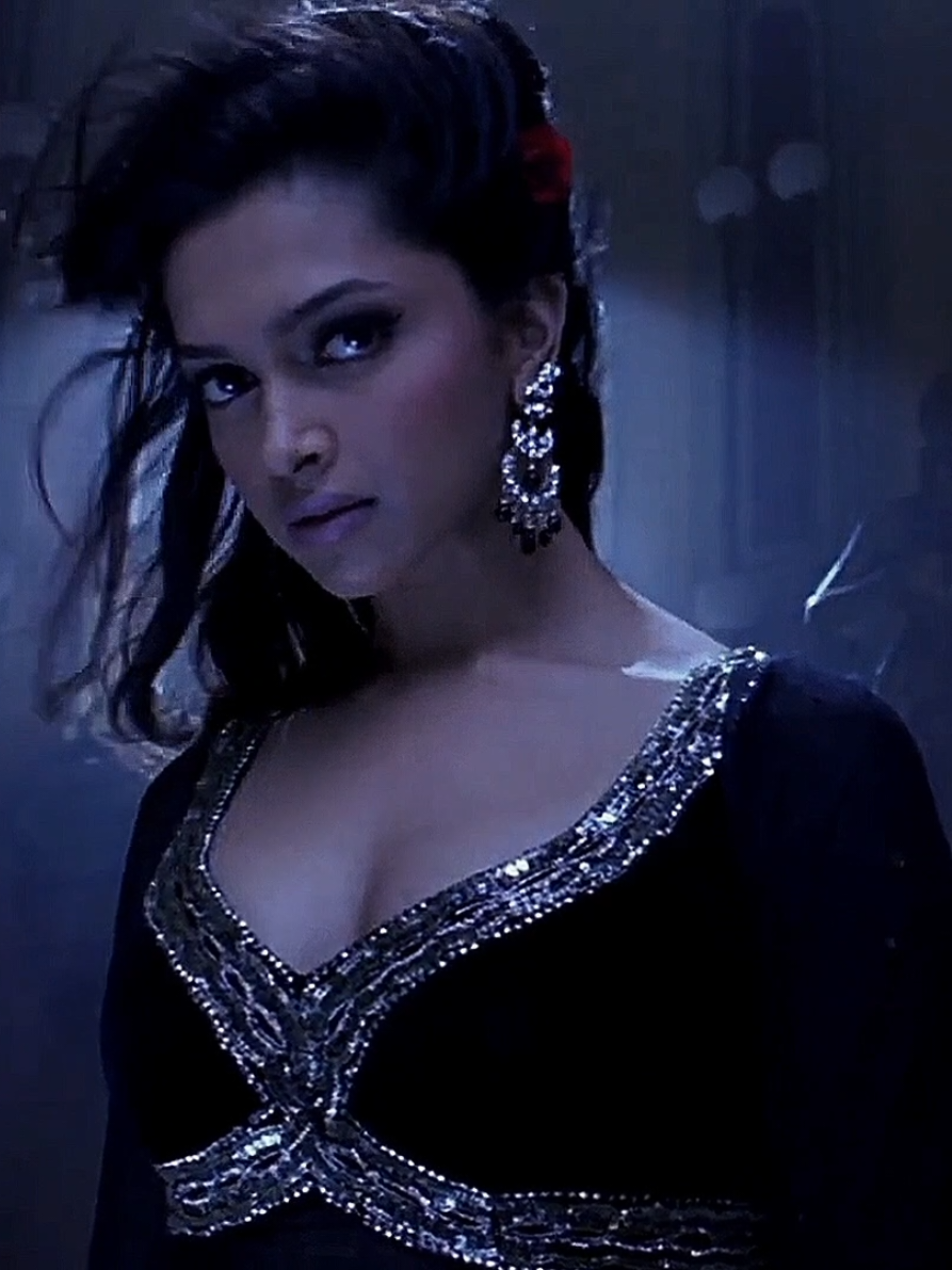 oh who is she?? #omshantiom #bollywood #shahrukhkhan #edit #fyp #shanti #foryou #deepikapadukone #bollywoodsong 