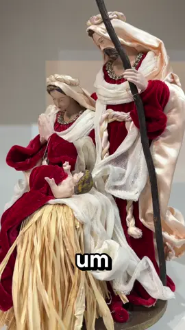 Presépio Sagrada Família - Decoração de Natal com Maria, José e Menino Jesus em Resina e Tecido Este presépio é composto por Maria, José e o Menino Jesus, com acabamento minucioso e realista. As vestes são feitas em tecido de veludo vermelho e algodão cru, com detalhes dourados e correntes metálicas que conferem requinte à peça. José segura um cajado em madeira, enquanto Maria está em posição de oração. O Menino Jesus repousa sobre uma base de palha natural, remetendo à simplicidade e beleza da manjedoura original.