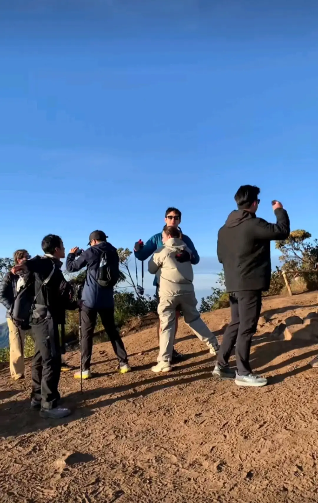 gak pernah ngikutin artis sampek segini😂🫣 jadi pengen naik gunung🤣🤣 #amandamanopo #kennyaustin #gunungmerbabuviasuwanting  #cintayasmin #fyppppppppppppppppppppppp 