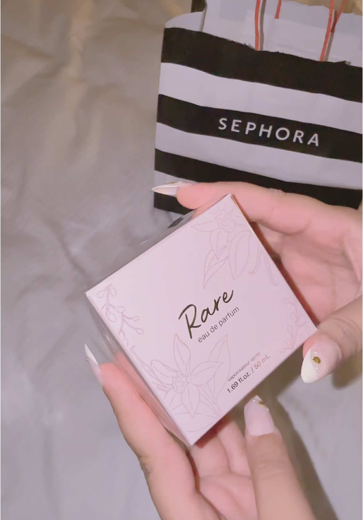 عطر ريري بيوتي 🥹💕 #rarebeauty #rarebeautyperfume #عطر #selenagomezperfume #selenagomez #الامارات #دبي #الشعب_الصيني_ماله_حل😂😂 #perfume #sephora #سيفورا 
