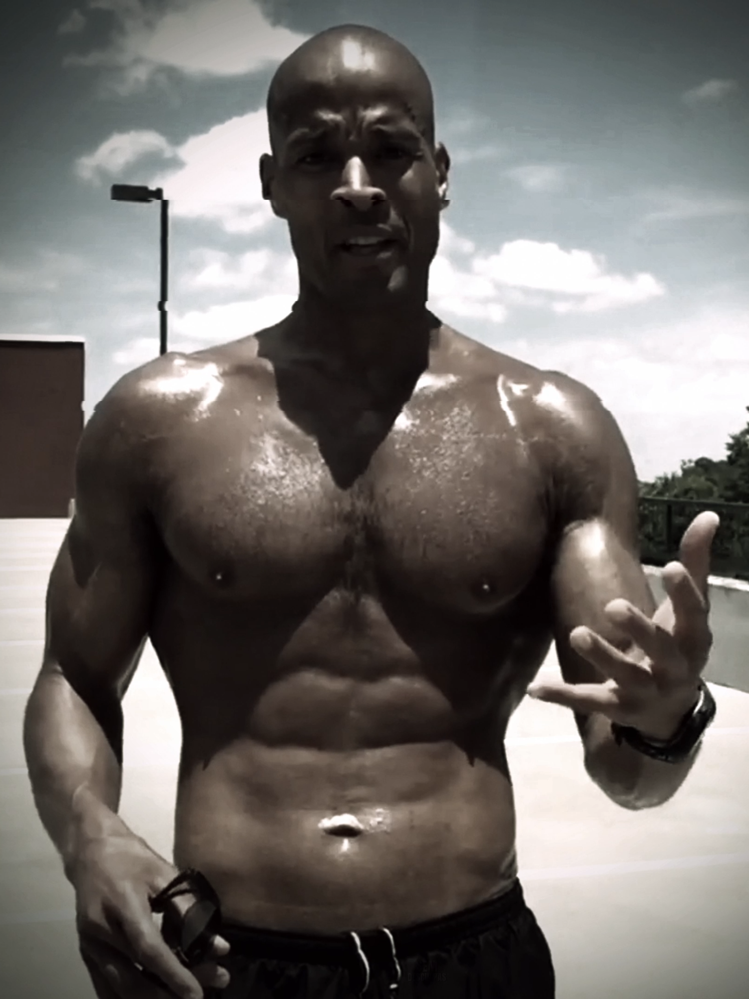 Enquanto você reclama, ele está evoluindo no silêncio.  Não busca aplausos. Busca guerra.  STAY HARD. 🔥🧱 #davidgoggings #fyp #gogginsmentality #disciplina #foco