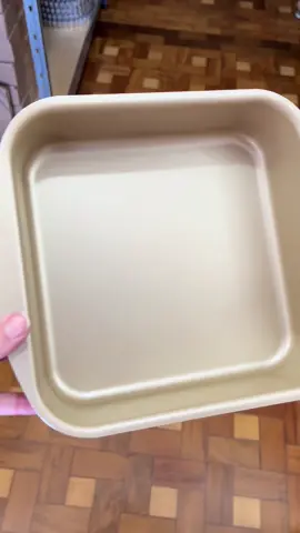 Lindinha nossa assadeira quadrada antiaderente. Ela pode ir ao forno comum, forno elétrico e airfryer. Util e prática para o dia a dia. Versátil para todas as ocasiões. Para mais opções link na bio. #assadeira #forma #tabuleiro #bandeja #bandejaairfryer #airfryer #airfryermaster 