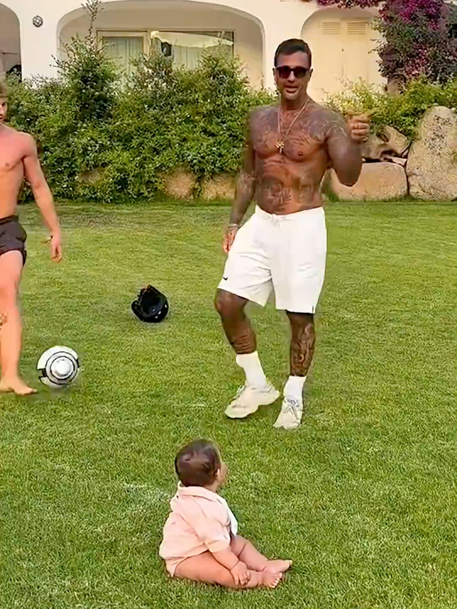 Fabrizio Corona sfida ai RIGORI tutto il vicinato! 😱 @fabriziocoronaofficial #fabriziocorona #tiri #calcio #porta #portiere #parata #thiago #vacanza #campo #mare #giornalista #falsissimo #tuffo #calciatore #palla #gioco #gara #rigori #gym #palestra