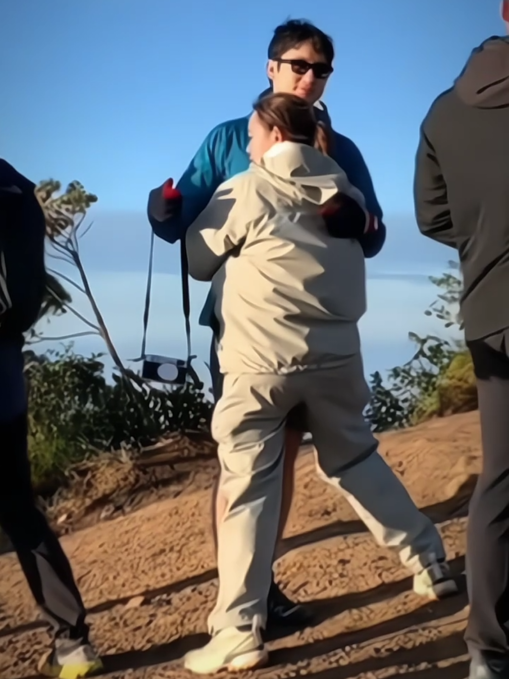 di peluk dong 🫣🤭🤭 Merbabu milik kalian berdua pokoknya mah, yang lain ngontrak 😍😍 #amandamanopo #kennyaustin #fypage #foryoupage #masukberandafyp #merbabuviasuwanting #jawatengah #videoviral #hariini #xybca 