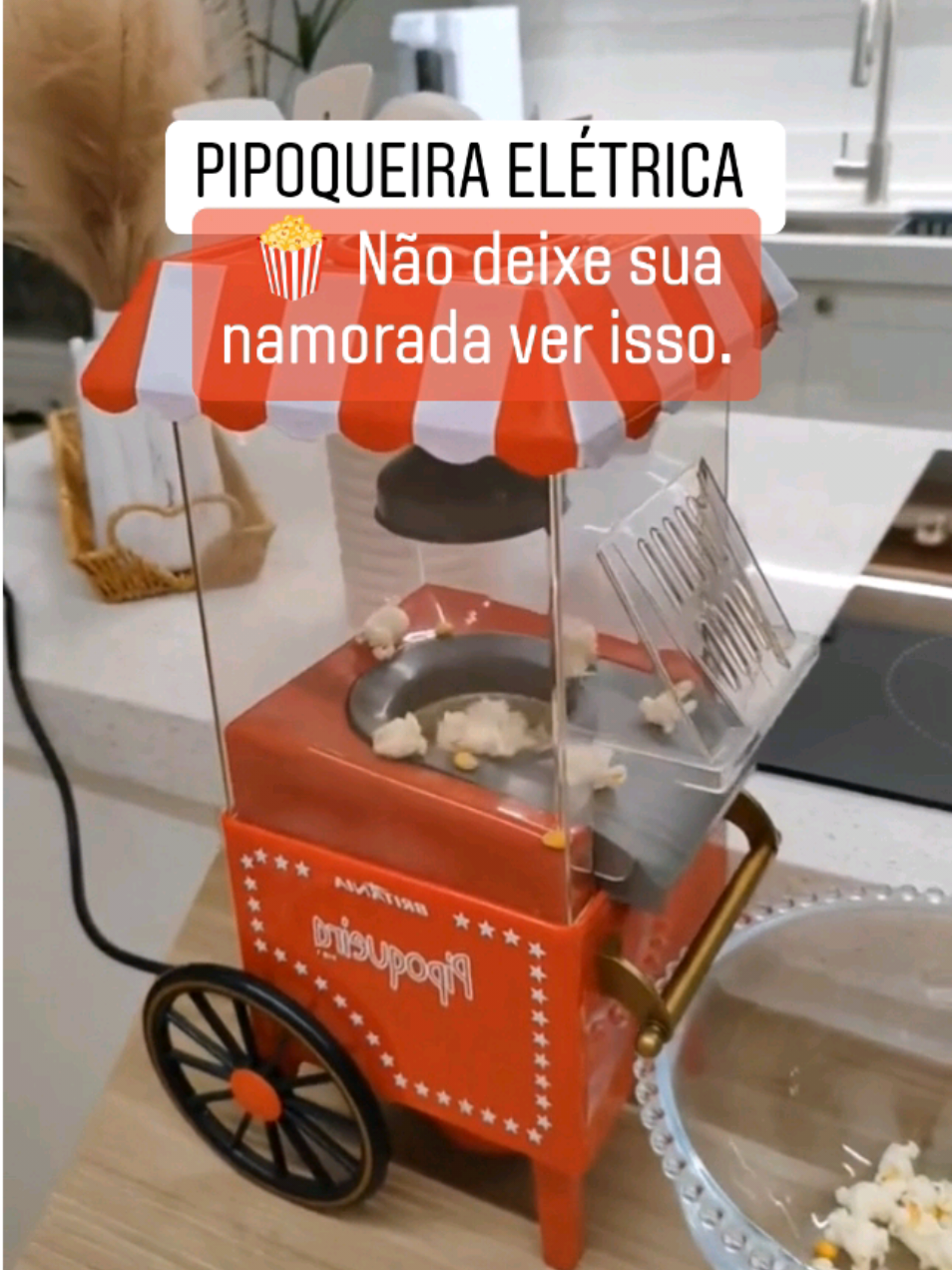 🍿🫣 Essa Pipoqueira Elétrica Carrinho Retrô é perfeita pra fazer aquela sessão cinema em casa.  #tiktoshop #pipoca #pipoqueira #retrô #vintage #LiveOutlandish 