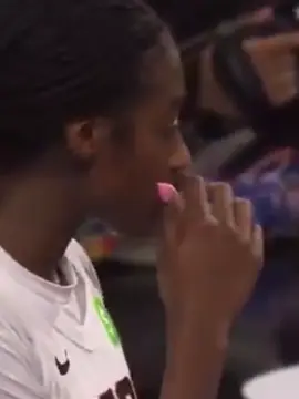 POR QUE ESTAO TACANDO ISSO NA WNBA?😳 #WNBA #throwing #green #basquete #nbabrasil #basquetebrasil #curiosidades 