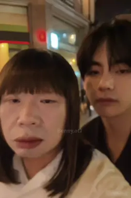 de la nada se iba corriendo el taehyung jajaja #humor #purohumor #v #taehyung #vbts #bts #army #armybts #fyparmy #fypbts #btsarmy #armybts #btsedit #btsmemes #sisterhong #sisterhongmeme 