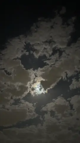 نضرك على القمر😍#قمر #سماء #غيوم #اليل 