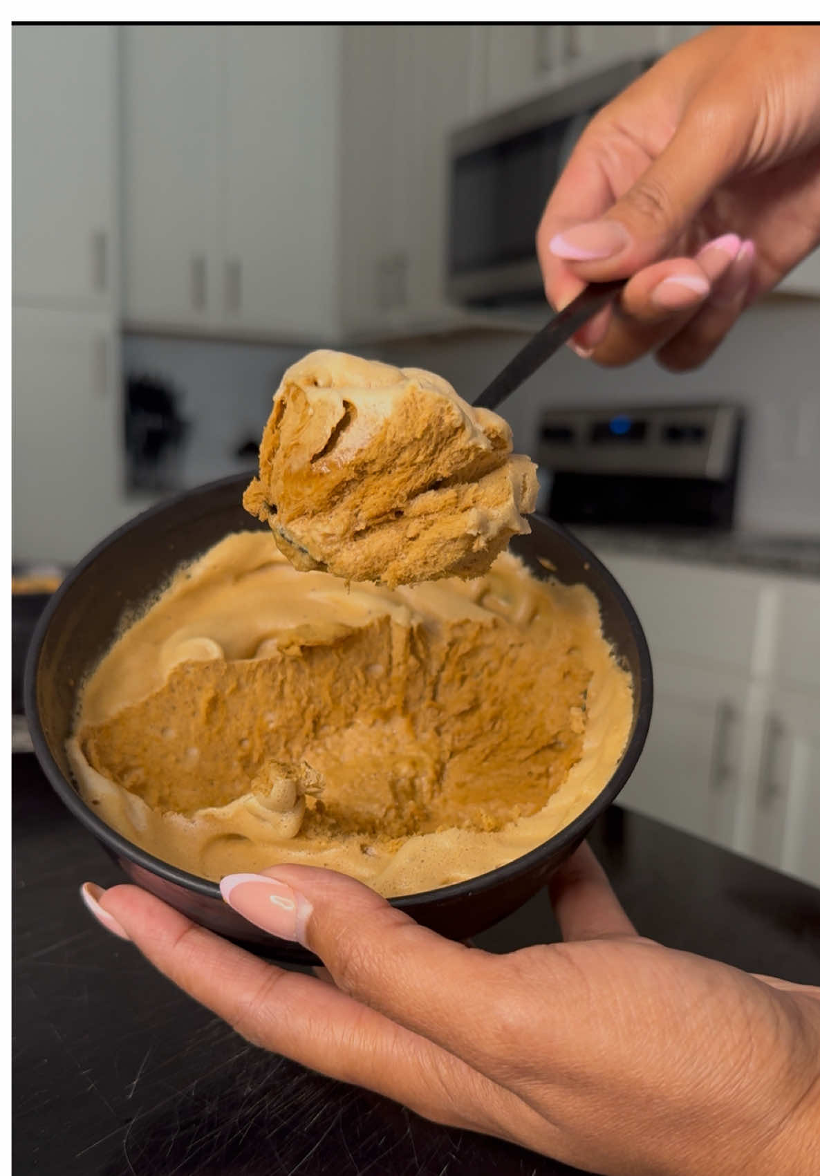 Replying to @@sofia_woohoo ꒒ ꒩ ꒦ ꒰ ☕✨ Café instantáneo + espumador = helado de café perfecto 📏 Receta exacta: 2 tbsp café instantáneo 1/4 de taza de agua Azúcar al gusto No hay atajos, no hay sustitutos, la textura así solo sale si lo haces EXACTO 😎 #heladodecafe #recetafacil #coffeetiktok #recetasvirales #cafefrio #FoodTok #postrefacil #recetasricas #coffeelover #recetasparati #backtoschoolshopping #tiktokshopbacktoschool #meastrihouse #frothermilk #chefmanblender 