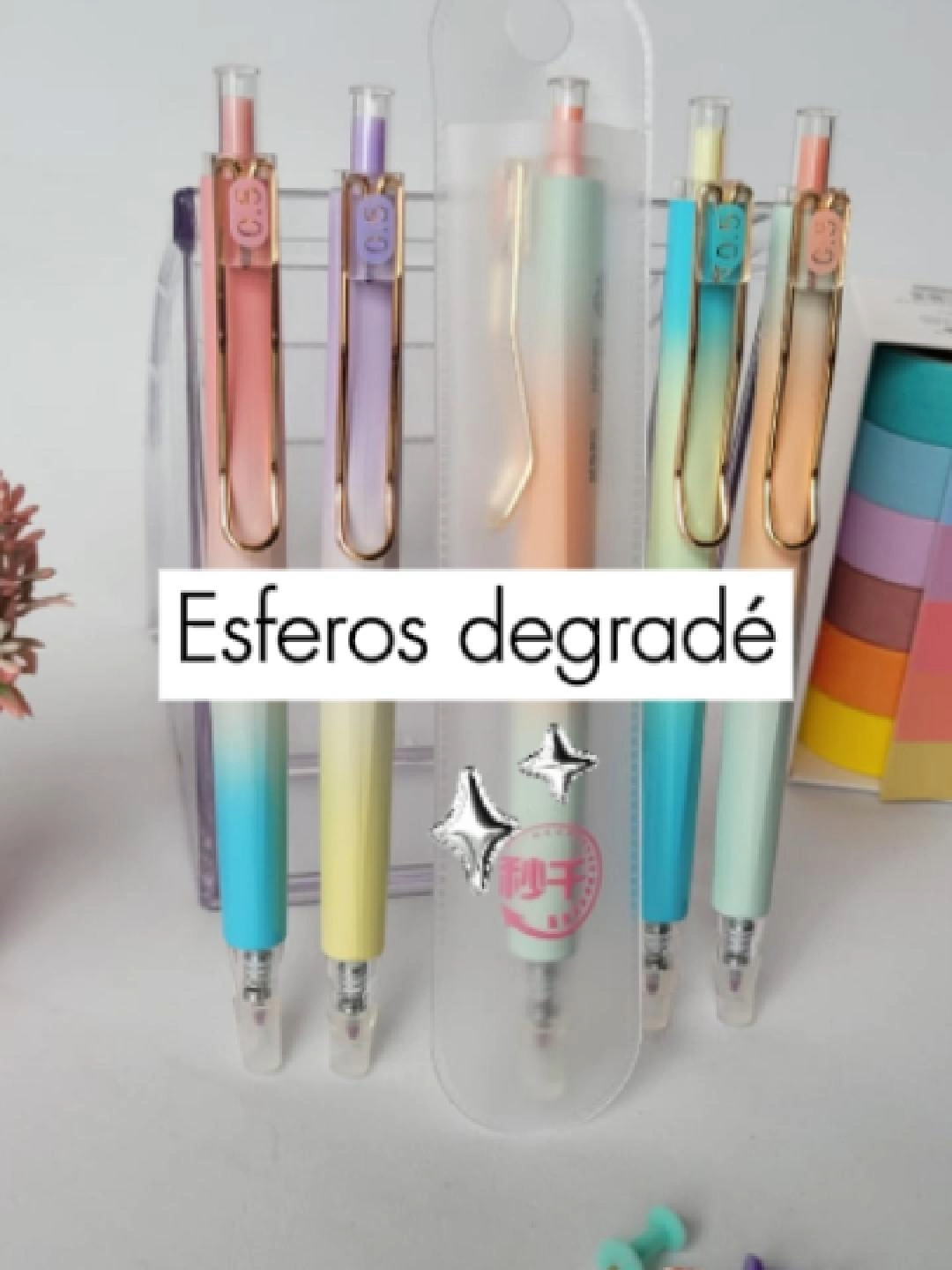 Un indispensable para las girls🎀 : esfero degradé. Elegante y divertido, todo en 1💫 🖊️Con este sí que me motivo a cumplir todas mis metas✨ . Consigue esto y todos los complementos para una cartuchera perfecta acá, mándanos un mensaje y compra la papelería más bonita de Colombia acá #papeleriabonita #papeleriacolombia #papeleriabogota #degtrade #esferoelegante #boligrafo #lapicero