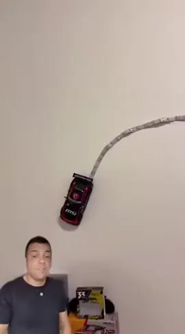 Seu filho vai amar essa decoração! Esse criador colocou um carrinho estilo Hot Wheels na parede, com uma fita de LED atrás. Por cima, ele adicionou algodão para simular fumaça. Ao acender o LED, o efeito é simplesmente incrível, parecendo um rastro de fogo deixado pelo carro. Criatividade, beleza e bom gosto em um só projeto! Faça isso para o seu filho também. #hotwheels #decoracao #gadgets #tecnologia #Tech