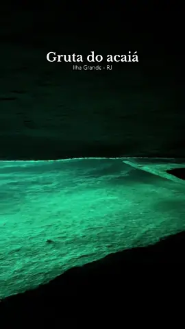 Gruta do acaia, localizada na costeira da Ilha Grande, Angra dos Reis. Aproximadamente 8 metros, abaixo do nível do mar, há uma fenda na pedra da costeira, por onde água do mar tem acesso a um salão subterrâneo onde há uma praia de pedra subterrânea. A luz solar, propagada na água forma o fenômeno da fluorescência que é impressionante. #foryou #foryoupage #angradosreis #ilhagrande #grutadoacaia 