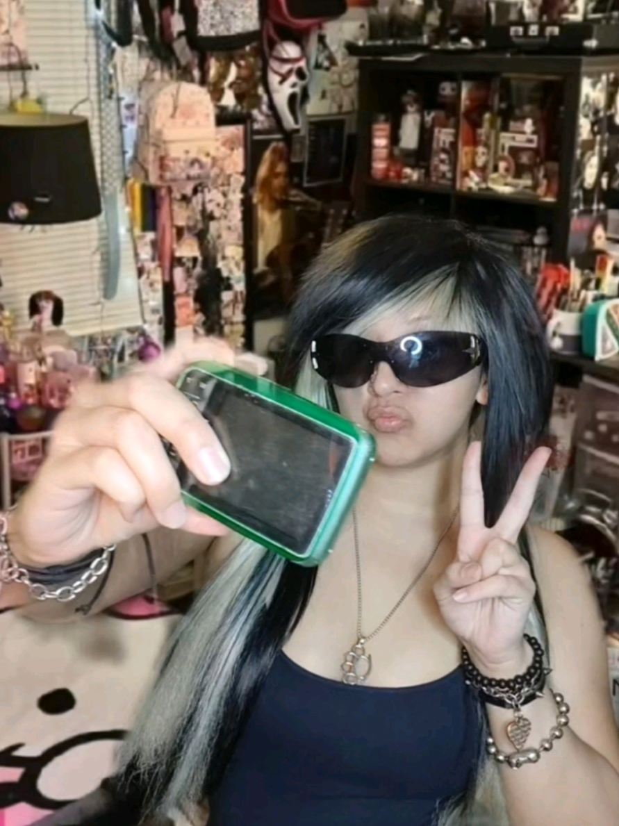 Older sister core 🖤  #2000s #nostalgic #millenial #elderemo #sceneiorcitzen 