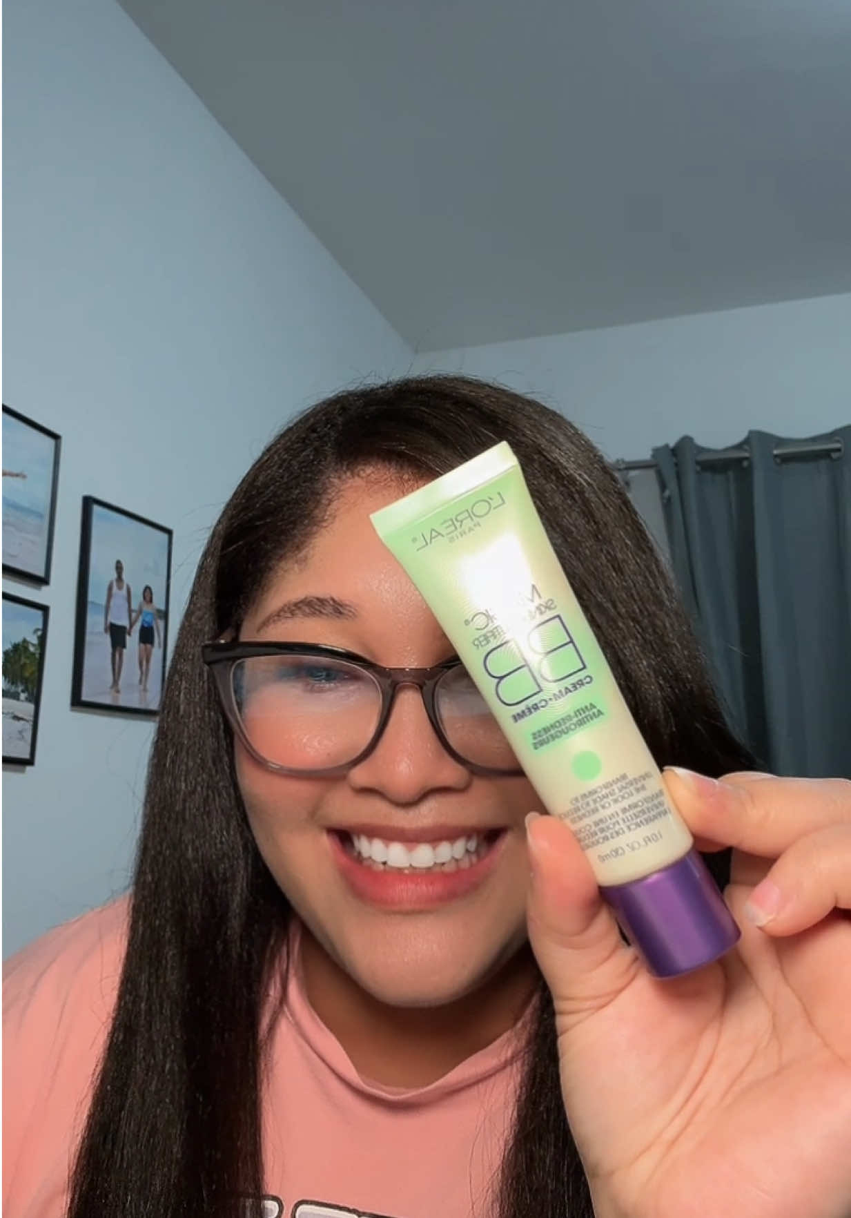 Esta crema para la cara de @L'Oreal Paris Anti-Redness 💚 es un corrector de color verde que neutraliza rojeces y se adapta a cualquier tono de piel al difuminarla. Perfecta para maquillaje natural y cuidado de la piel. Ya está en mi Amazon Storefront 🛒✨.   #lorealparis #cuidadodelapiel #skincare #amazonfinds #cremaconcolor 