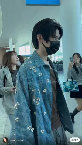 Reducing my longing by watching the preview of your previous airport appearance. I remember, ini first time nick tau beratnya jadi idol, diikutin fans mulu, iya kan? wkwkwk.. lucu banget apalagi Observant gazenya, gak ada canggungnya liatin orang, heran kali dia ngeliat fans sampe selonjoran di lantai demi videoin mereka.. Duhh kanget banget ama nih bocahh #nicholas #nicholaslee #smtr25 #smtown #leehakrae #nicholassmtr25 