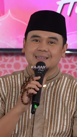 “Dunia adalah penjara bagi orang beriman dan surga bagi orang kafir.” (HR. Muslim, no. 2956) “Ketahuilah, bahwa sesungguhnya kehidupan dunia itu hanyalah permainan, senda gurau, perhiasan, saling berbangga di antara kalian, dan berlomba-lomba dalam kekayaan dan anak keturunan...” (QS. Al-Hadid: 20) Kajian Hati bersama @ahilmanfauzi @paula_verhoeven @shintaekaf dan Jamaah Perempuan lainnya dengan Tema “Dunia Panggung Sandiwara, Hanya Dia yang Tau Jalan Ceritanya” pada:  📆: Sabtu, 9 Agustus 2025 ⏰: 07.30 WIB 📺: Trans TV  #kajianhati #kajianhatitranstv