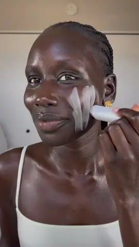 Trying the viral @ELROEL.US color changing foundation👀                                                                           #elroel #colorchangingfoundation #fyp #viral 