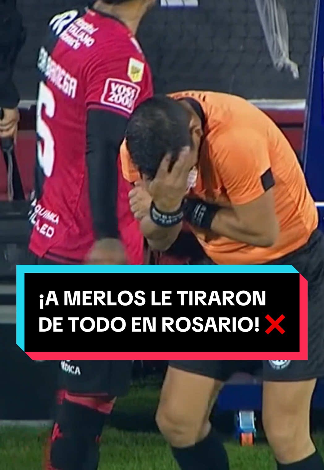 ¡AGREDIERON AL ÁRBITRO EN ROSARIO! ❌⚽️ Andrés #Merlos fue a revisar una jugada al VAR y la platea de #Newells le tiró de todo 😳 🇦🇷📺 ESPN Premium | Suscribite al Pack Fútbol | #TorneoClausura #TikTokDeportes #futbolargentino