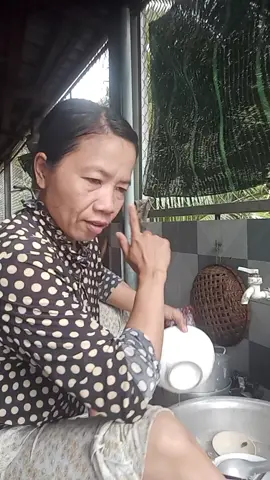 ra đời Đại ca rất mạnh mẽ nhưng ở nhà Đại ca phải làm  những công việc rửa chén đây 🤣🤣