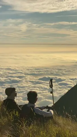 Merbabu aku sudah membawa seseorang yang tak kalah cantiknya denganmu. #merbabu #pendakiindonesia #pendakigunung #gunungindonesia #mountain #merbabumoun 