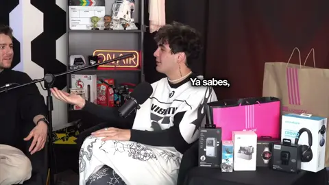 Zerme quiere dejar de besar a sus amigas #zerme #5comentarios #alejandrosago #luischaparro #jessica #jessicalorc #malleza #beso #besoamigas 