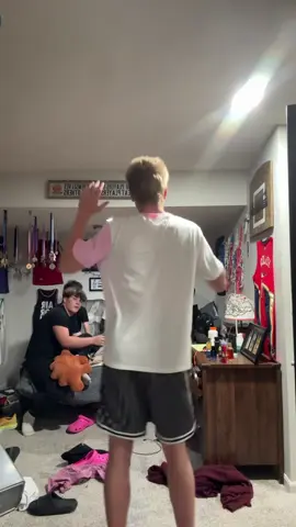 showing the broskis a dance forgot I was recording on this side, they didn’t join me!….. 😂 #izzyhutch #fyp #olebrandselect 