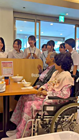 Pelajar sekolah di jepun terserempak Tun sewaktu berhenti rehat di hentian R&R. #japan #tunmahathir #mahathir #tun #mahathirmohamad #tunm 