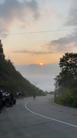 9 agustus emang bener2 bulan nya awan !! Sunrise dan awan nya bener2 cantik banget 😍😍😍  Ada kalian disini? #fyppppppppppppppppppppppp #citorek_lebak_banten #citoreknegridiatasawan #visitcitorek #sunrisemusic #fyp #citorek #kasepuhancitorek #ngopisantuy #agustus #citorekbanten 