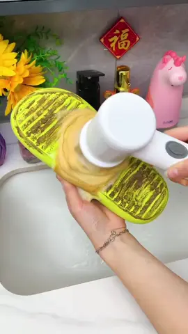 ✨ Escova de Limpeza Elétrica 5 em 1 – Praticidade, rapidez e eficiência na hora de limpar! Portátil, recarregável e à prova d’água, perfeita para azulejos, pisos, rejuntes e cantos difíceis. Ideal para deixar sua casa impecável com menos esforço. Aproveite a oferta e garanta a sua! #EscovaEletrica #LimpezaDomestica #CasaOrganizada 