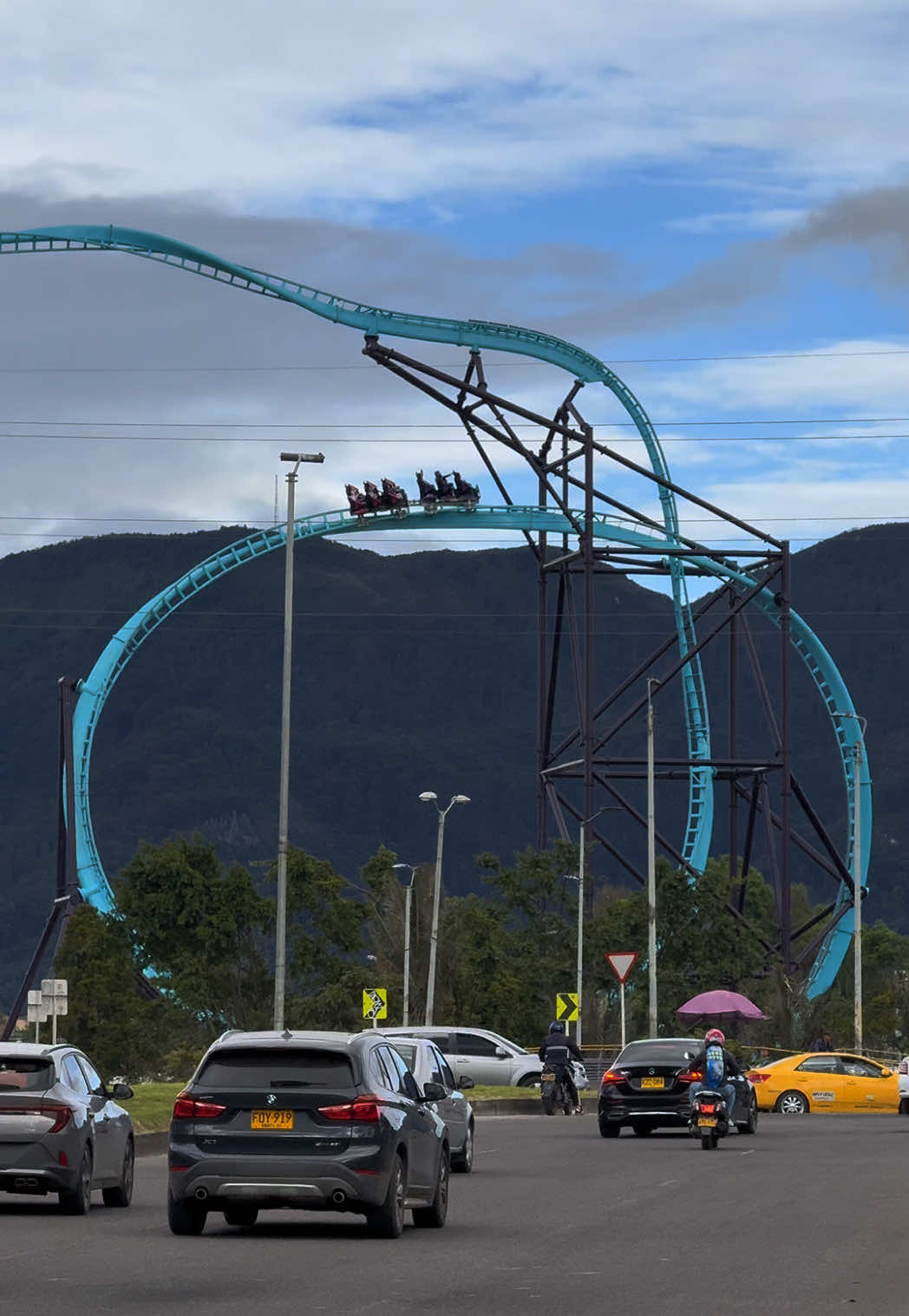 Entre el frío de Bogotá y la adrenalina pura 🎢💛 #bogotá #colombia #montañarusa #parquesalitremagico #viajaporcolombia #turismocolombia #sebasvisual 