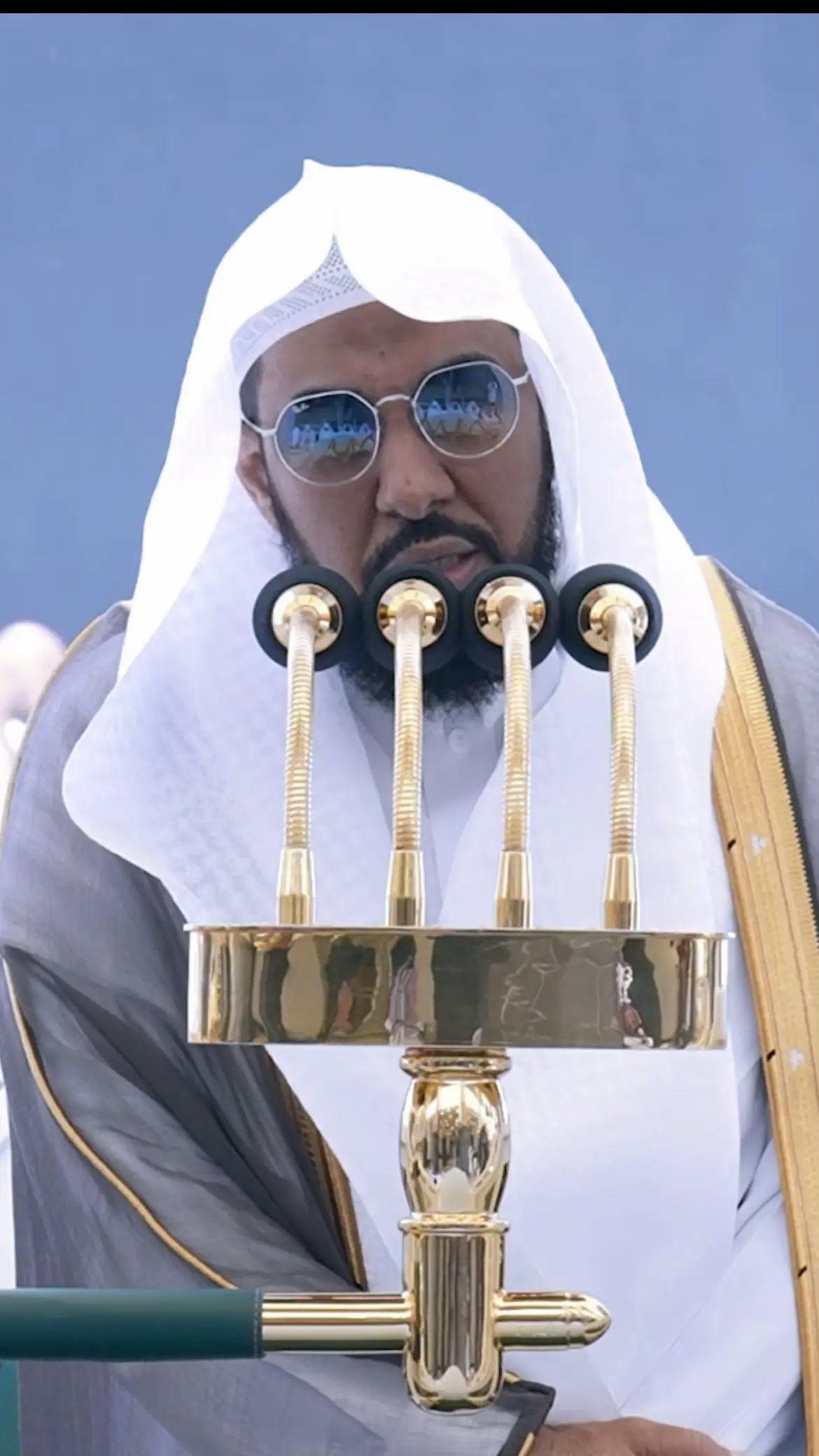 فضيلة الشيخ الدكتور عبدالله بن عواد بن فهد الذبياني الجهني (1976- ) إمام وخطيب المسجد الحرام في مكة المكرمة، صدر له تكليف بإمامة المسلمين في المسجد الحرام في مكة المكرمة في صلاة التراويح في شهر رمضان لعامي 1426 هـ - وعام 1427 هـ.[1][2] وما زال.  ولد عام 13 يناير 1976 ( 49 سنة ) المدنية المنورة.  سبب الشهرة: القرآن الكريم.  حفظه الله تعالى ورعاه وأمده في عمره ومتعه بالصحة والعافية. 