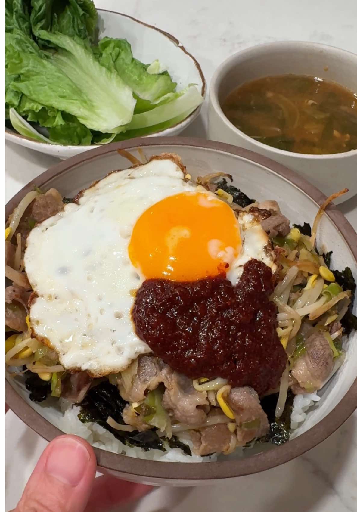 Late-night diner for my husband 🍳 All I had were thin slices of samgyeopsal and bean sprouts, so I whipped up a bibimbap-style dish. 夫に作る深夜食堂。 薄いサムギョプサルと豆もやししかなかったので、ビビンバ風を作ってみました。 남편을 위한 늦은 밤 식당 얇은 삼겹살이랑 콩나물밖에 없어서 비빔밥 스타일로 만들어봤어요. Bibimbap seasoning ビビンバのヤンニョム - Soy sauce 2 醤油 - Fine gochugaru (Korean chili powder) 1 粉唐辛子(パウダー) - Coarse gochugaru 1 粉唐辛子(粗挽き) - Sugar 1 砂糖 - Sesame oil 1 ごま油 - Minced garlic 1/2 にんにくのみじん切り