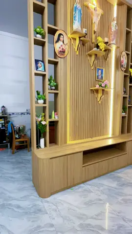 Vách ngăn phòng kiêm bàn thờ Thiên Chúa. Chủ nhà cười tít mắt chia sẻ: “Giờ nhà em giá trị nhất là cái vách này đó anh. Tivi mất cũng không sao, miễn cái vách còn nguyên!” 😂  #VáchNgănBànThờ #vachthoThiênChúa 