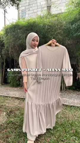 Kadang outfit elegan nggak butuh detail berlebihan. Cukup gamis plisket ini, model simple dengan rampel di bawah. Cocok buat ide outfit hijab ke acara formal atau daily look yang clean chic #simplebutelegan #OutfitHijabElegan #CleanChicOutfit #gamiseleganbuatkondangan #gamisplisket 