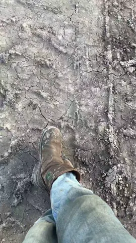 The specifications of the Liebherr T282B dump truck are very detailed and impressive. Here are some of its more detailed specifications: - *Engine*: - Engine model: MTU 20V4000 C22 - Engine power: 3,650 HP (2,722 kW) at 1,800 rpm - Number of cylinders: 20 - Engine oil capacity: approximately 1,200 liters - *Transmission system*: - Transmission type: automatic with 7 forward speeds and 1 reverse speed - Maximum speed: approximately 64 km/h - *Capacity*: - Nominal payload: 363 tons (400 tons) - Body capacity: approximately 240-270 m³ - *Weight*: - Empty operating weight: approximately 237 tons - Maximum operating weight (GVW): approximately 600 tons - *Dimensions*: - Overall length: approximately 15.5 m - Overall width: approximately 9.7 m - Overall height: approximately 7.4 m - Wheelbase: approximately 6.6 m - *Safety and Comfort Features*: - Operator's cab designed for operator comfort and safety - Advanced monitoring and control systems to increase operational efficiency and safety The Liebherr T282B dump truck is designed for large-scale mining operations and has advanced features to increase productivity and efficiency. The Liebherr T282B is one of the largest dump trucks in the world.#fyppppppppppppppppppppppp #fypage #fypforyou #fypシ゚ #fypviralシ #liebherrt282 #liebherr 