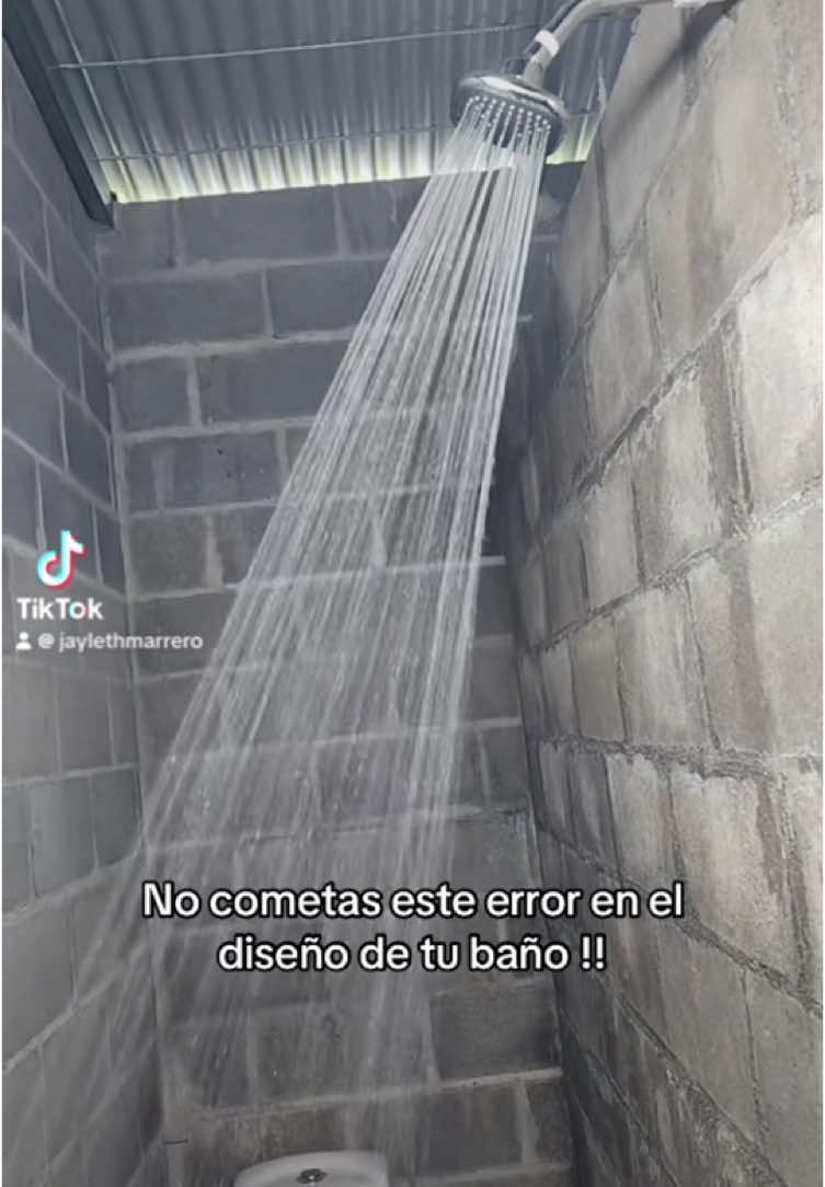 En este video vemos un baño con un diseño incorrecto: el inodoro está al fondo y la regadera al inicio, lo cual no es funcional. Aunque tengas un presupuesto limitado, es importante investigar y planificar bien. Busca ideas en internet para aprovechar mejor el espacio y evitar errores comunes en la construcción de tu baño. #panama🇵🇦 #jaylethsoyarquitecta #soyarquitecta #ArquitectaPensando #baños #CapCut 