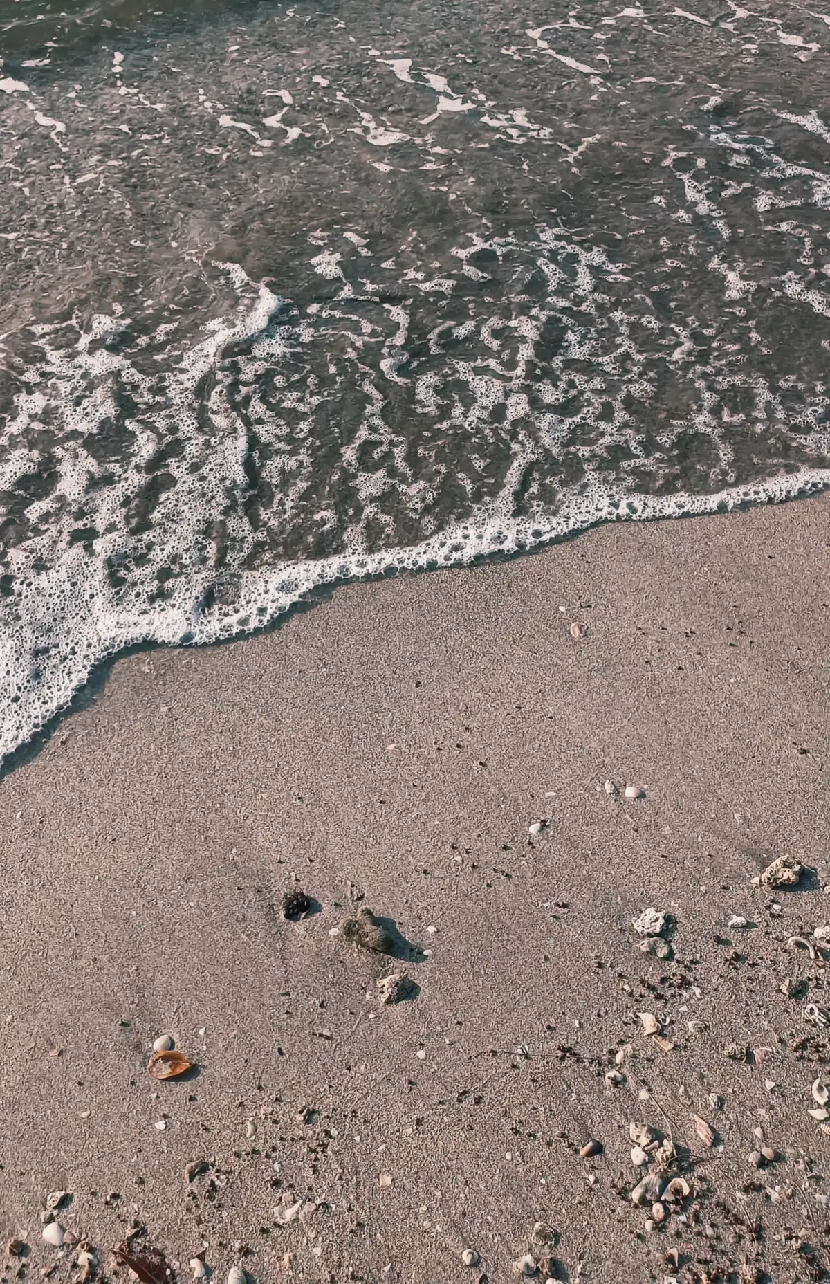 Suatu saat nanti, ketika langkahmu sudah begitu jauh dan aku hanya tinggal nama di masa lalu, semoga kamu ingat untuk menjaga dirimu sendiri. Bukan karena aku lagi, tapi karena kamu layak terus melangkah menuju hal-hal yang baik. Dunia ini luas, ada banyak pintu yang menunggu untuk kamu buka, banyak senyum yang siap menyambutmu. Mungkin kini kamu sudah berjalan bersama orang lain, mungkin bahkan seseorang yang dulu pernah jadi bagian dari masa lalumu. Aku tidak akan bertanya kenapa atau bagaimana semua itu bisa terjadi begitu cepat, karena jawabannya tidak akan mengubah apa pun. Tapi di sela-sela sunyiku, aku masih menitipkan namamu pada langit, berharap setiap hal baik mau berpihak padamu, meski caramu pergi pernah melukai. Kalau pun suatu hari kenangan kita mengetuk kembali, semoga yang kau simpan bukan hanya bagian pahitnya. Ingat bahwa kita pernah saling memilih, bahwa kita pernah berjuang di waktu yang tidak sebentar, dan bahwa aku pernah menjadi tempatmu bercerita saat semua orang diam. Mungkin akhir ini membuatku bertanya-tanya, “kita tuh apa sebenarnya?” karena kamu pergi tanpa penjelasan, tanpa memberi aku kesempatan untuk mengerti. Tapi aku belajar menerima, walau hatiku menolak. Aku belajar berjalan menjauh, walau bagian diriku masih ingin tetap tinggal. Tetaplah berhati-hati di perjalananmu. Makan yang cukup, tidur yang cukup, jangan terlalu keras pada dirimu sendiri. Aku tidak lagi punya hak untuk mengingatkanmu, tapi kebiasaan itu sulit hilang. Kita mungkin sudah tidak lagi menjadi siapa-siapa, tapi pernah menjadi segalanya, dan itu cukup untuk aku mendoakanmu selamanya. Bahkan ketika aku tidak lagi ada di sisimu, aku berharap kamu menemukan ketenangan yang dulu kamu cari dariku, dan semoga kali ini, kamu tidak perlu meninggalkan siapa pun untuk mendapatkannya. Kalau pun kita tidak pernah bertemu lagi, aku akan tetap berjalan dengan tenang, sambil membawa semua yang pernah kita lewati sebagai bagian dari diriku. Tidak untuk mengulangnya, tapi untuk mengingat bahwa aku pernah mencintai tanpa batas, walau pada akhirnya aku harus merelakanmu kembali pada sesuatu yang bukan aku. Dan dari semua yang pernah kita jalani, aku hanya ingin satu hal terakhir yang kamu tahu — aku tulus. Dari awal sampai akhir, bahkan ketika kamu memilih pergi.