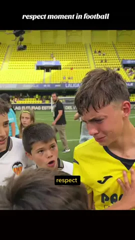 beautiful and respect moment in football ❤️  #beautifull #moment #respect #football #spain #france #italy #almanya #london #england #fotball #footballtiktok #tiktok #fypシ゚viral #viralvideo #viraltiktok #footballedit #edit #fyp #fypシ #foryou #pourtoi #foryoupage #pourtoipage 