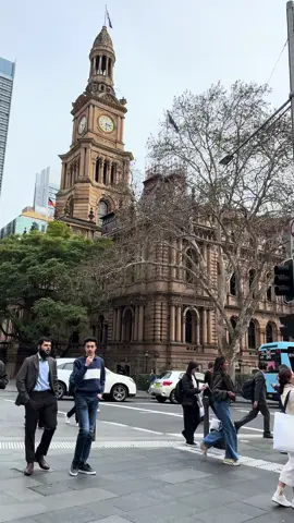 Hôm nay trời ☁️ nhiều mây . Cuộc sống nhộn nhịp ở úc. #city #bigcity #australia #sydney #winter #townhall #qvb #Qvb #queenvictoria #cloud #dinhcuuc #cuocsonguc #nguoivietnam #🇻🇳🇦🇺 