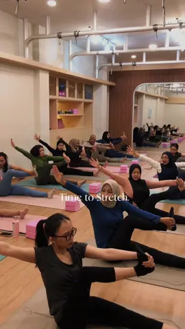 Basic hatha yoga  📍 Taj Studio Pontianak #yoga #basicyoga #yogapontianak #yogapose 