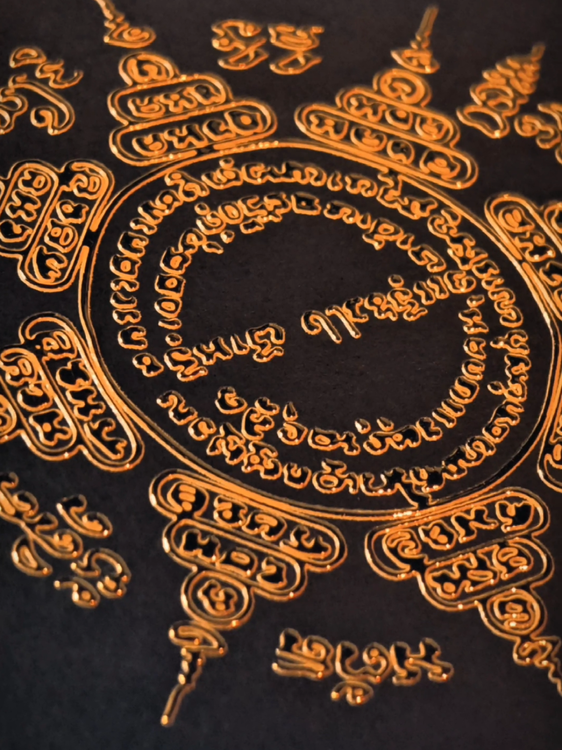 ยันต์แปดทิศ 🙏🏻🙏🏻🙏🏻 ยันต์แปดทิศมีพุทธคุณหลายด้าน โดยเฉพาะด้านการป้องกันภยันตรายจากทุกทิศทาง, เสริมเมตตามหานิยม, และช่วยในเรื่องโชคลาภและการทำมาค้าขาย. นอกจากนี้ยังเชื่อว่าสามารถใช้แก้คุณไสยและป้องกันภูตผีปีศาจได้อีกด้วย 